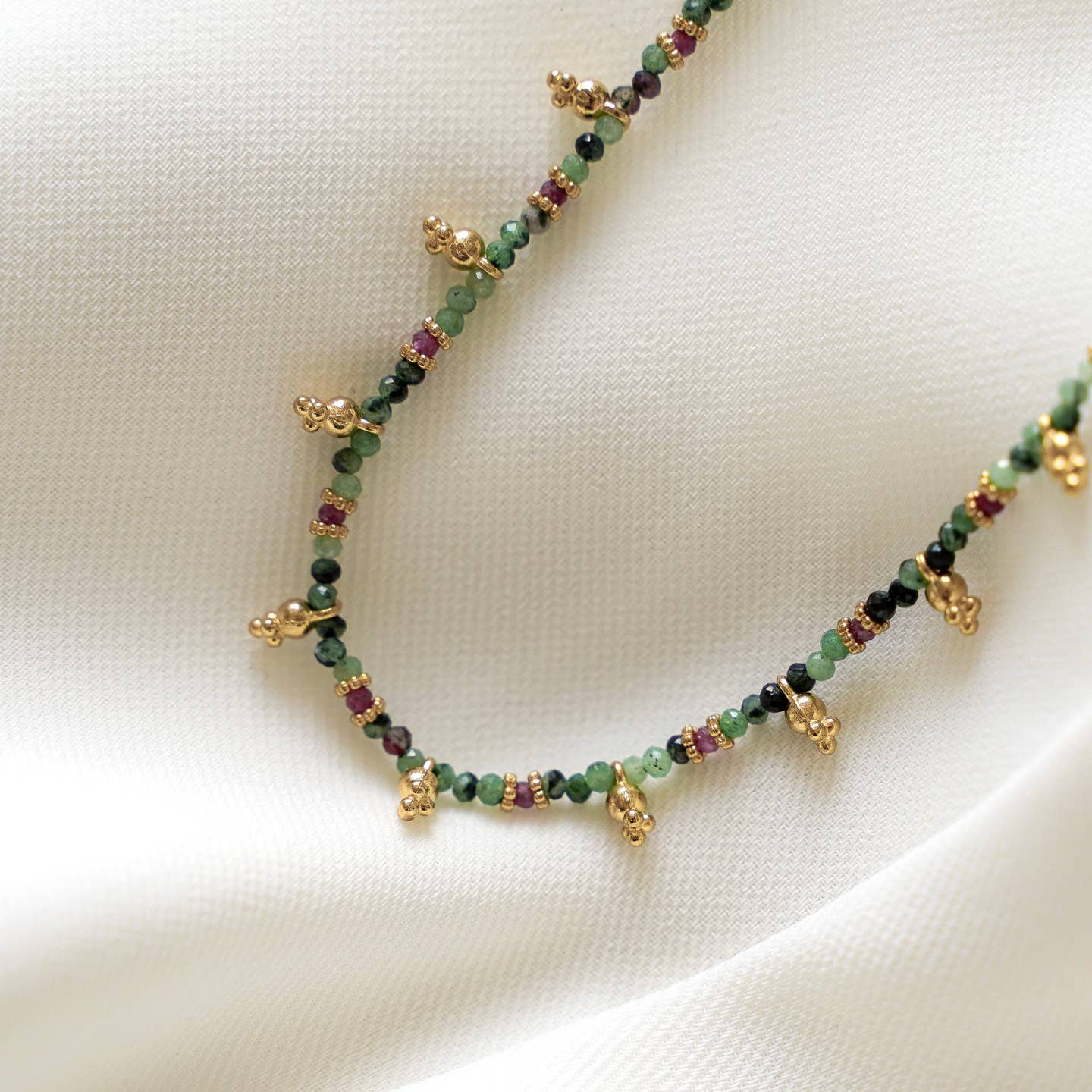 Rubino zoisito kaklo vėrinys