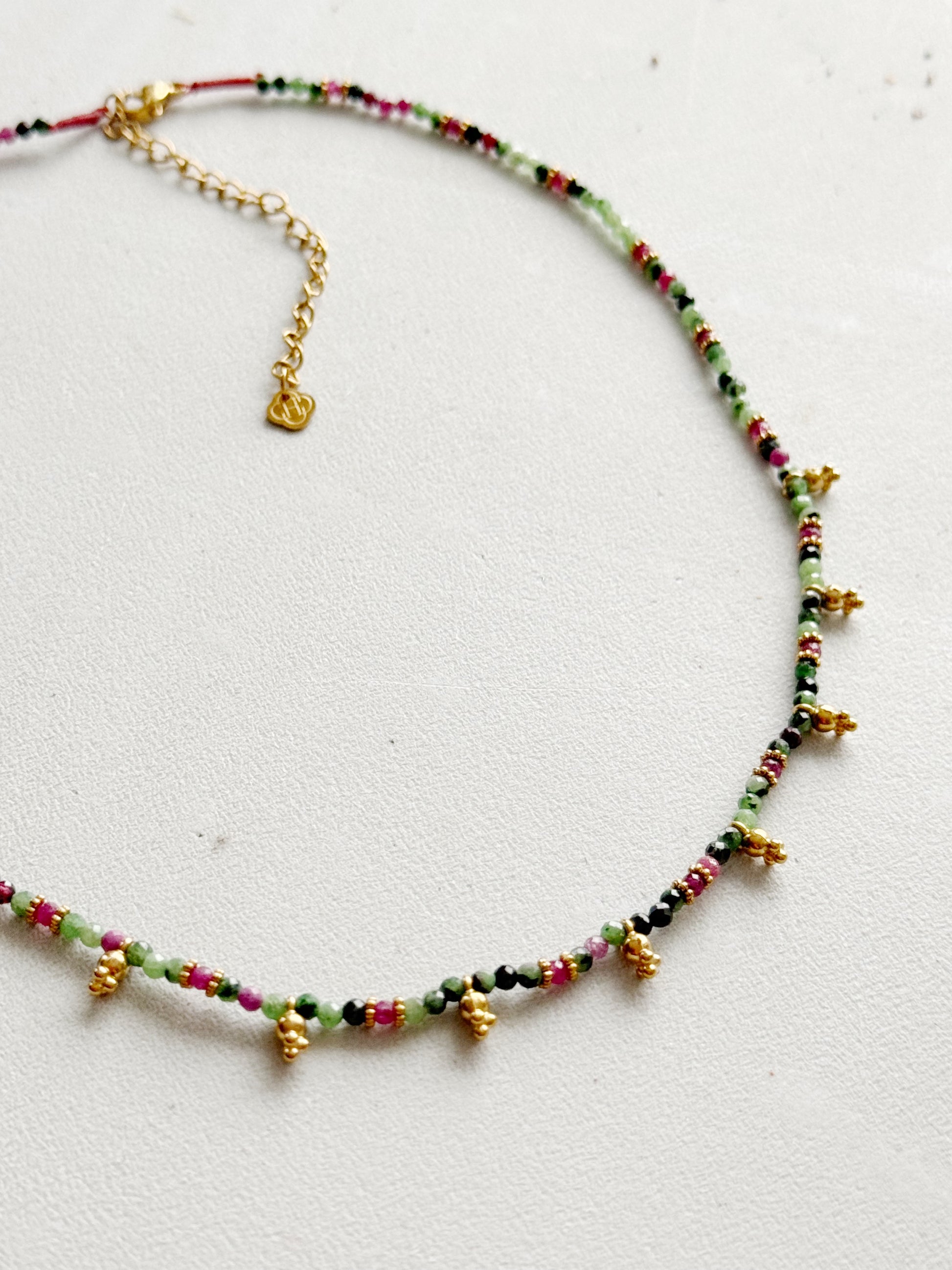 Rubino zoisito kaklo vėrinys