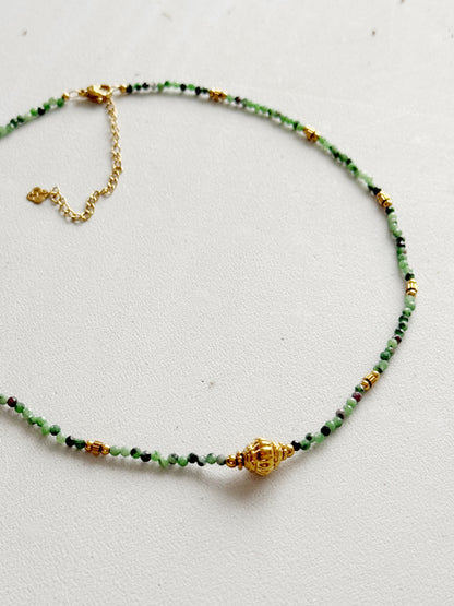 Rubino zoisito kaklo vėrinys