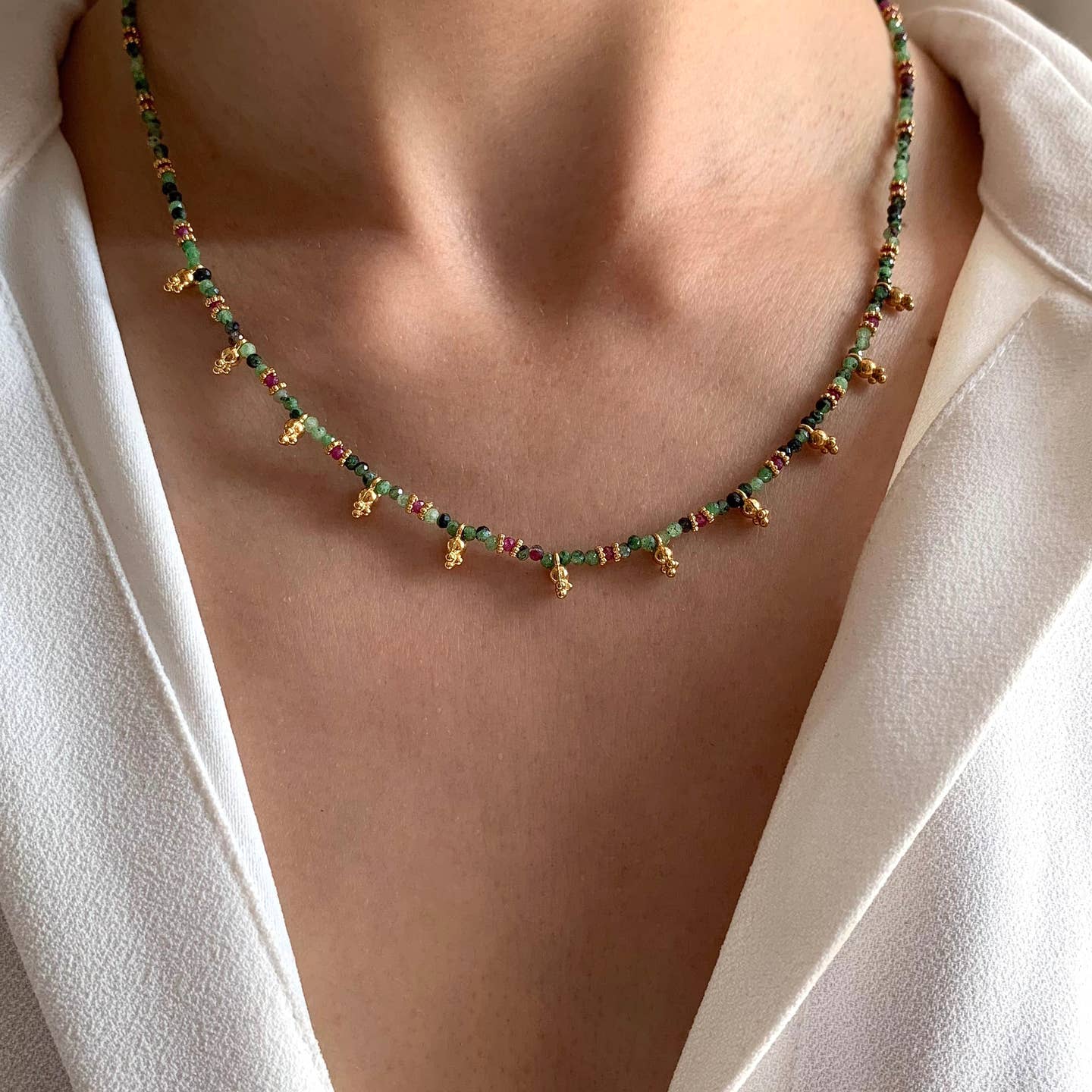 Rubino zoisito kaklo vėrinys