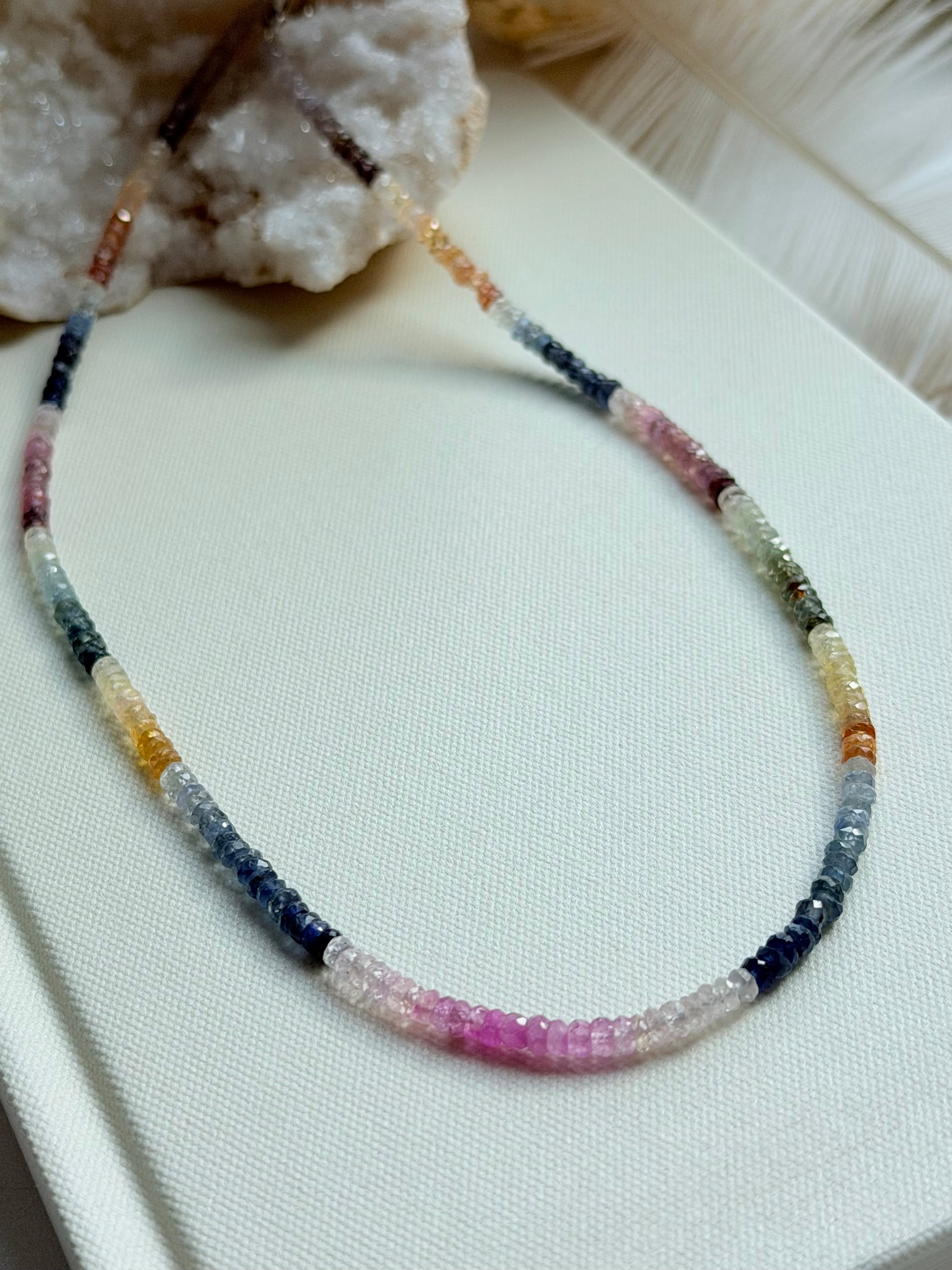 Safyrų kaklo vėrinys