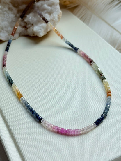 Safyrų kaklo vėrinys