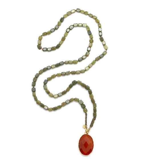 Serpentino ir karneolio kaklo papuošalas "Meilės liepsna"