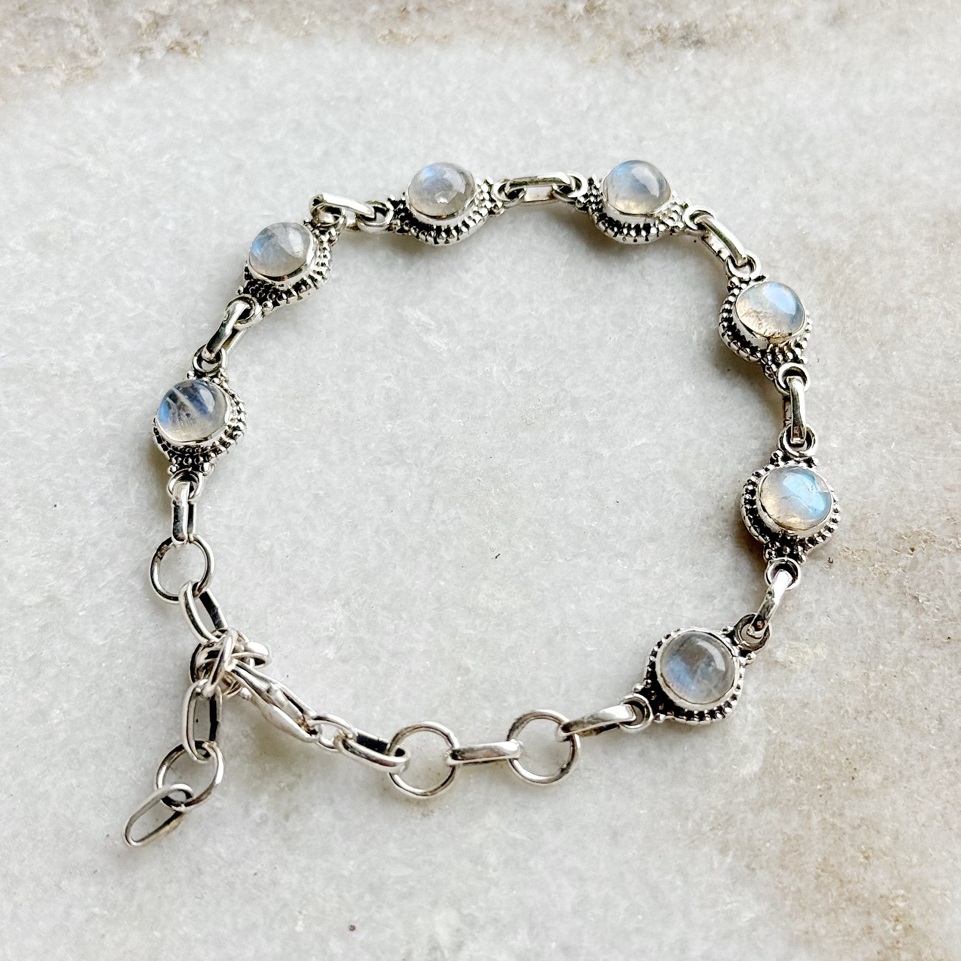 Sidabrinė apyrankė su Mėnulio akmenimis