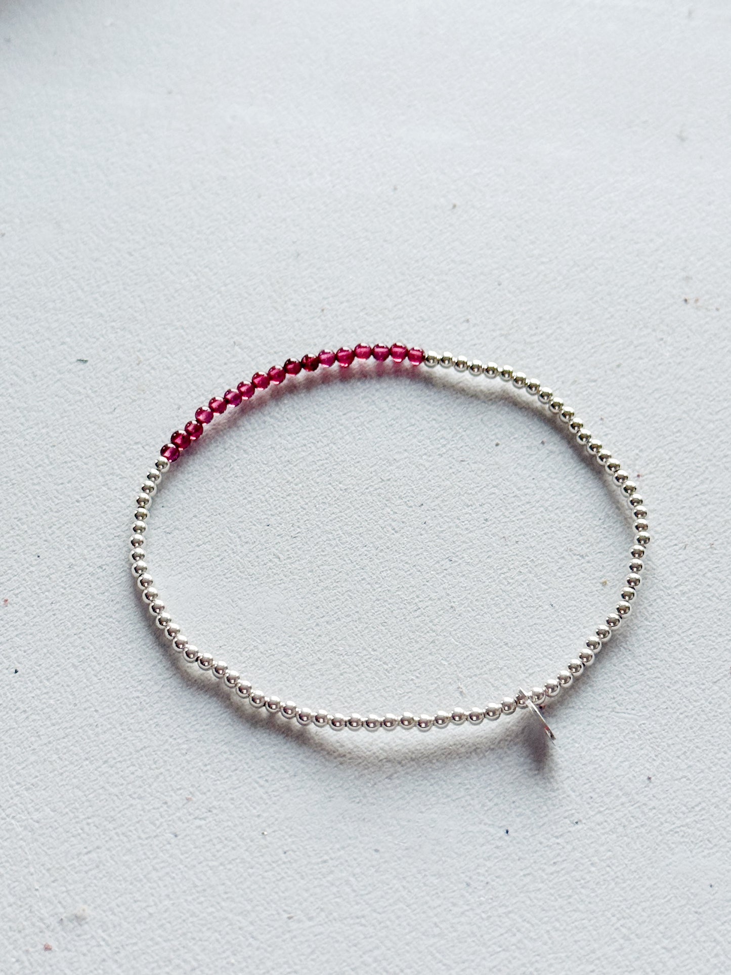 Sidabrinė apyrankė su granatais