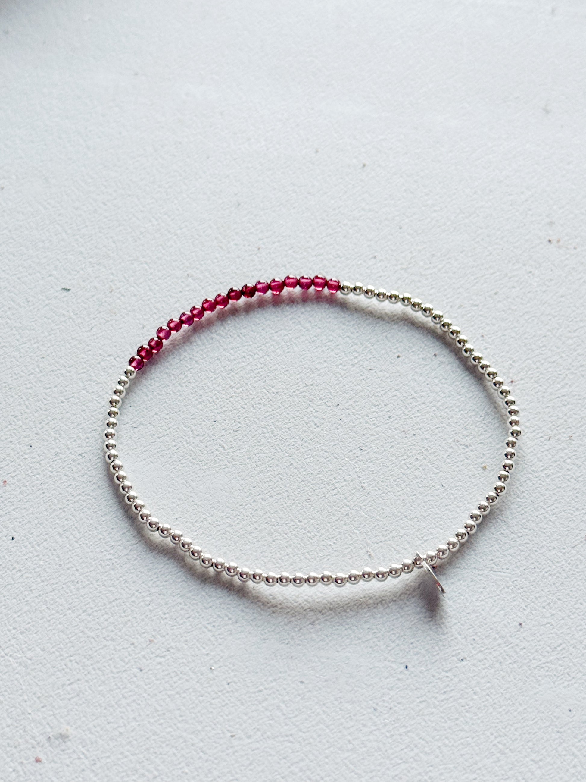 Sidabrinė apyrankė su granatais