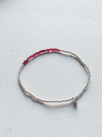 Sidabrinė apyrankė su granatais