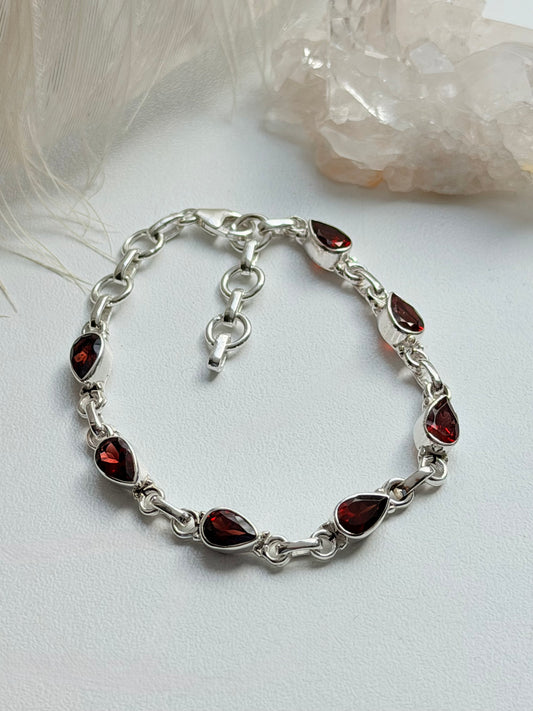 Sidabrinė apyrankė su granatais