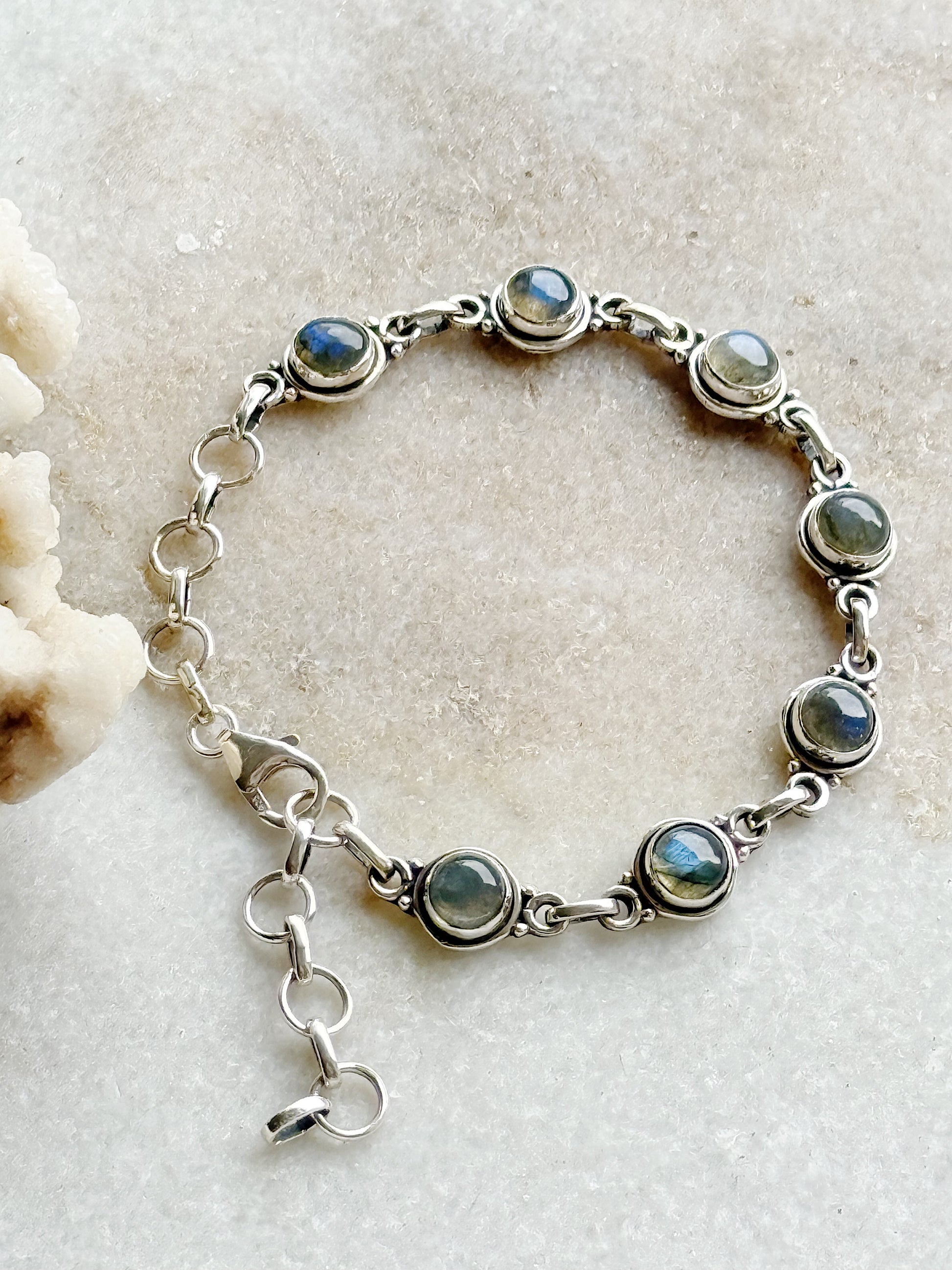 Sidabrinė apyrankė su labradorito kristalais