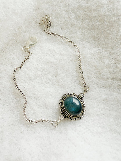 Sidabrinė apyrankė su labradorito kristalu