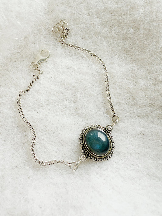 Sidabrinė apyrankė su labradorito kristalu