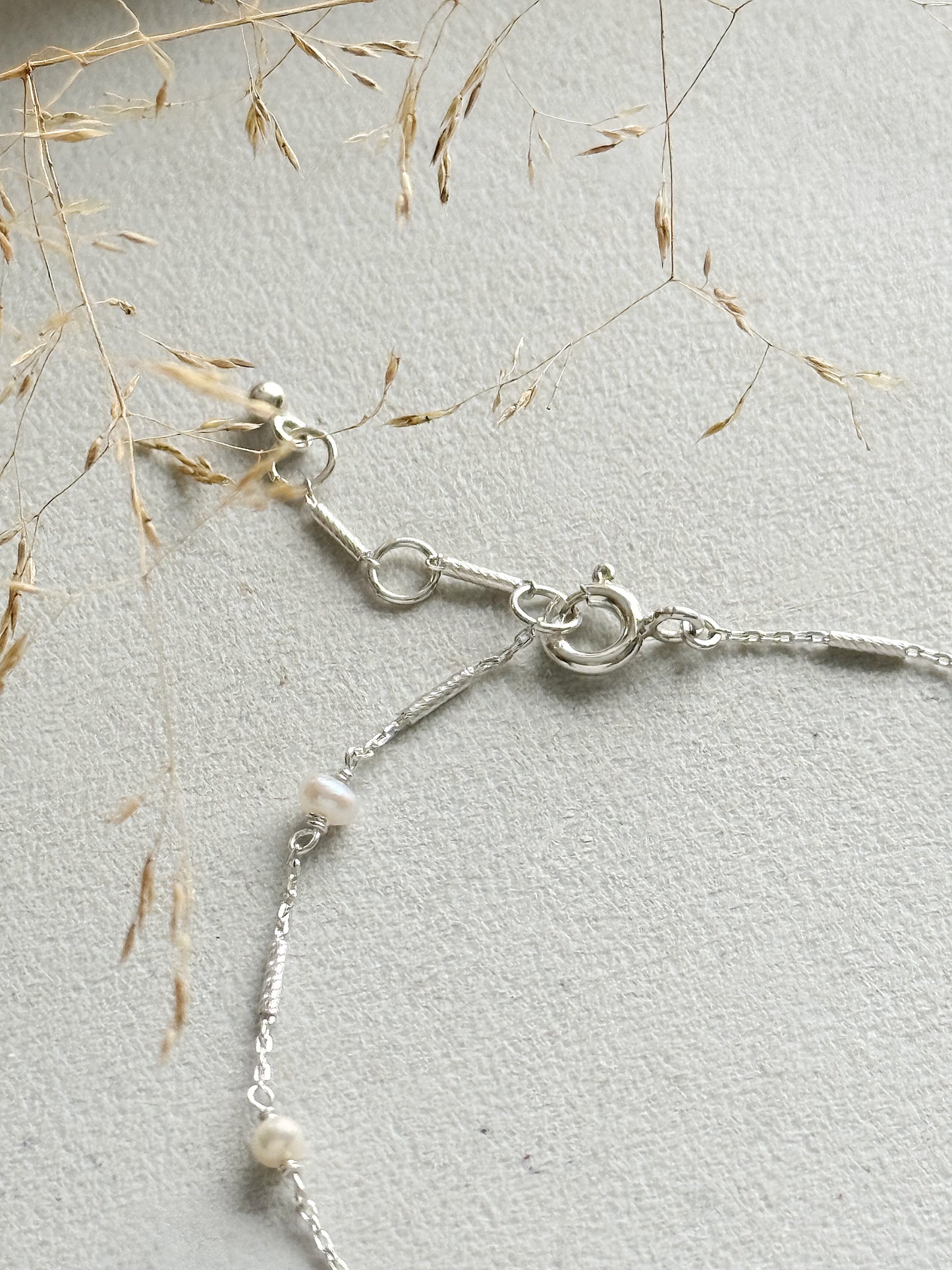 Sidabrinė apyrankė su perlais