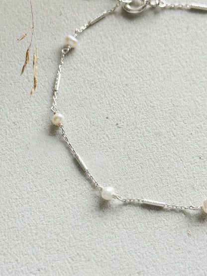 Sidabrinė apyrankė su perlais