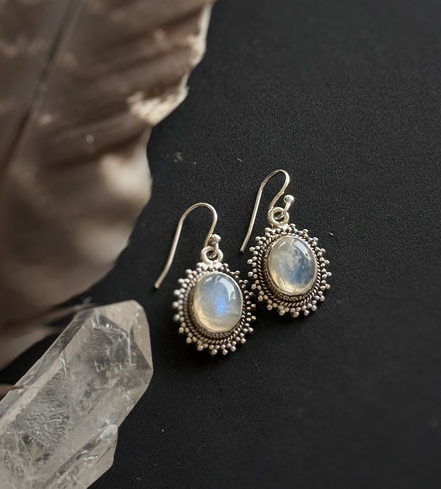 Sidabriniai auskarai "Mėnulio akmuo”