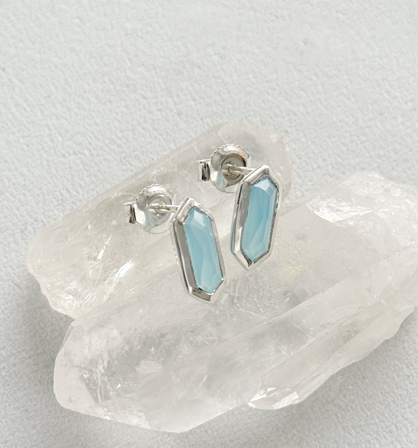 Sidabriniai auskarai su Chalcedono kristalais