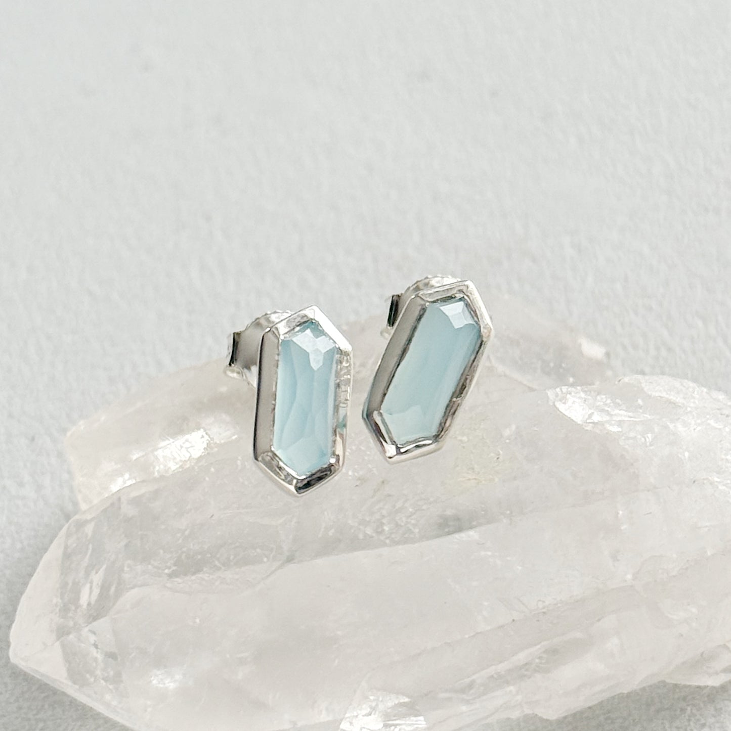 Sidabriniai auskarai su Chalcedono kristalais