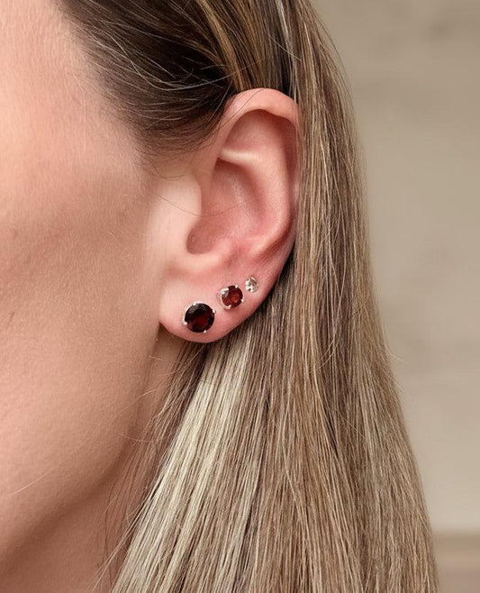 Sidabriniai auskarai su granato kristalais