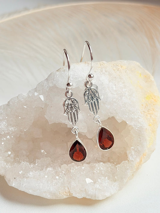 Sidabriniai auskarai su granato kristalais “Hamsa”