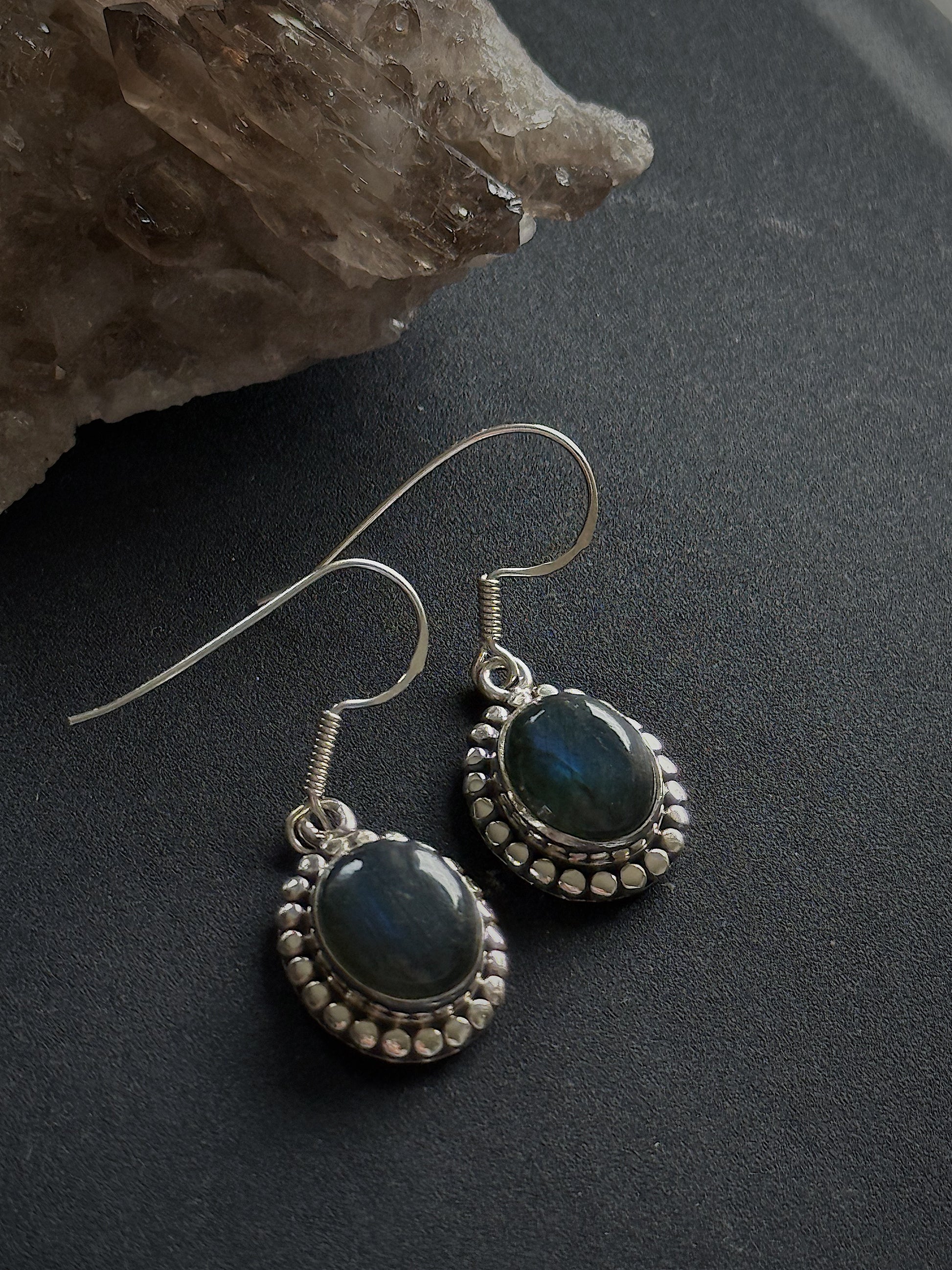 Sidabriniai auskarai su labradoritu