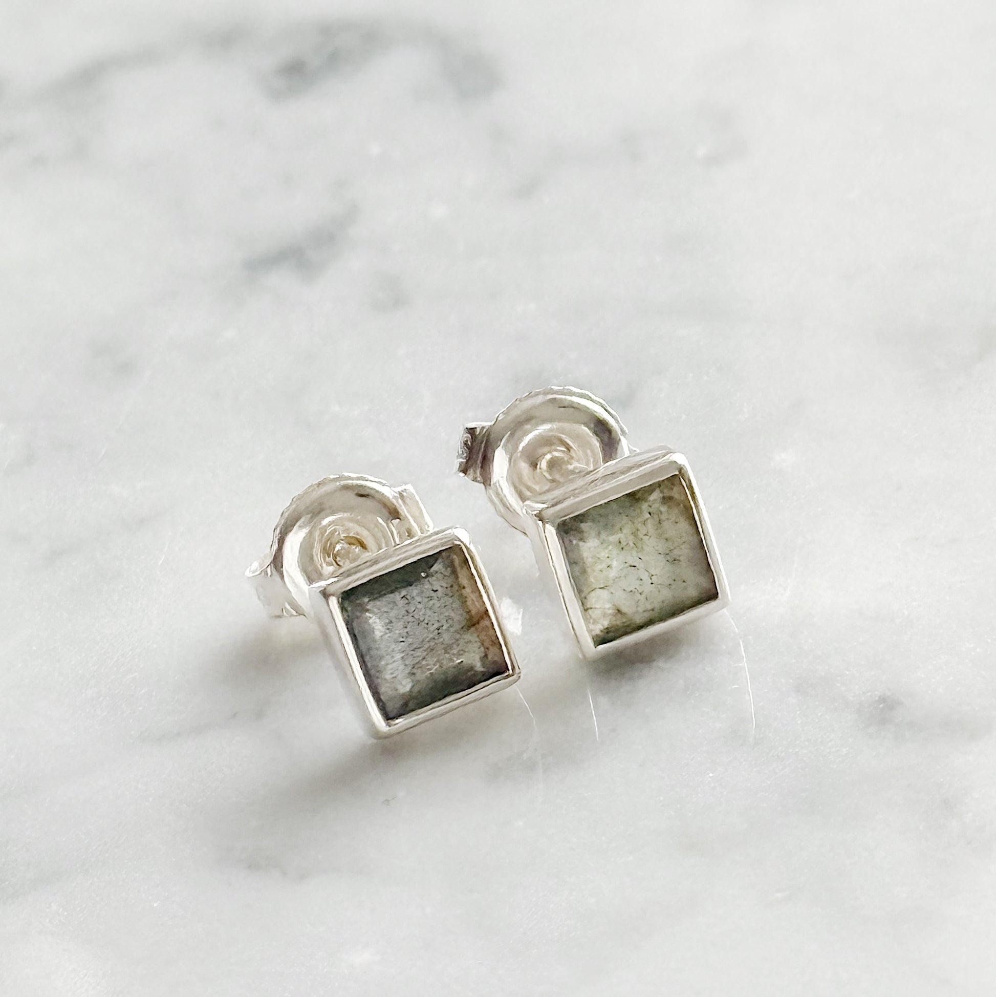 Sidabriniai auskarai su labradoritu