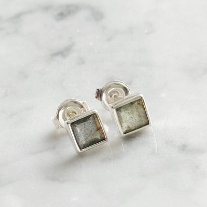 Sidabriniai auskarai su labradoritu