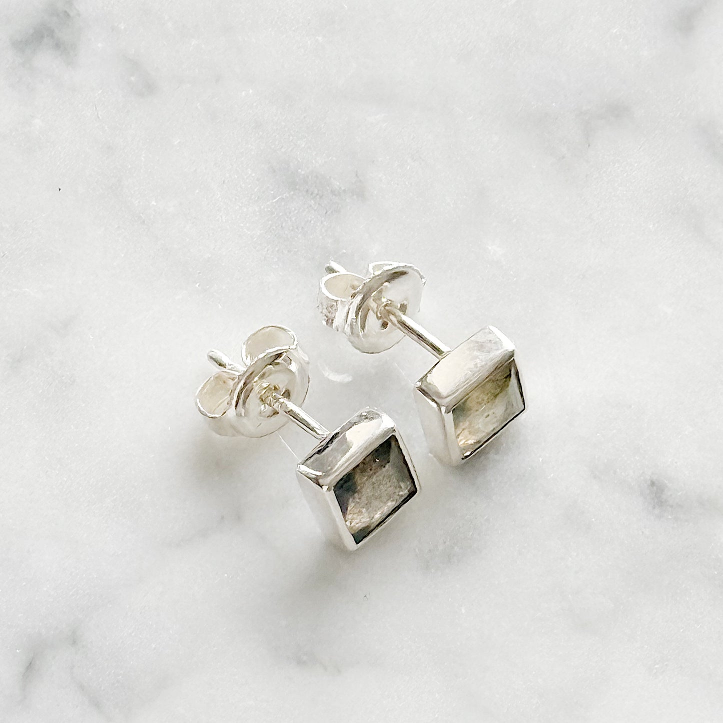 Sidabriniai auskarai su labradoritu