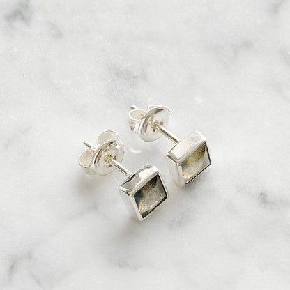 Sidabriniai auskarai su labradoritu