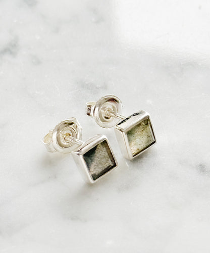 Sidabriniai auskarai su labradoritu