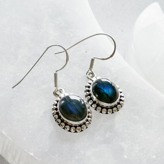 Sidabriniai auskarai su labradoritu