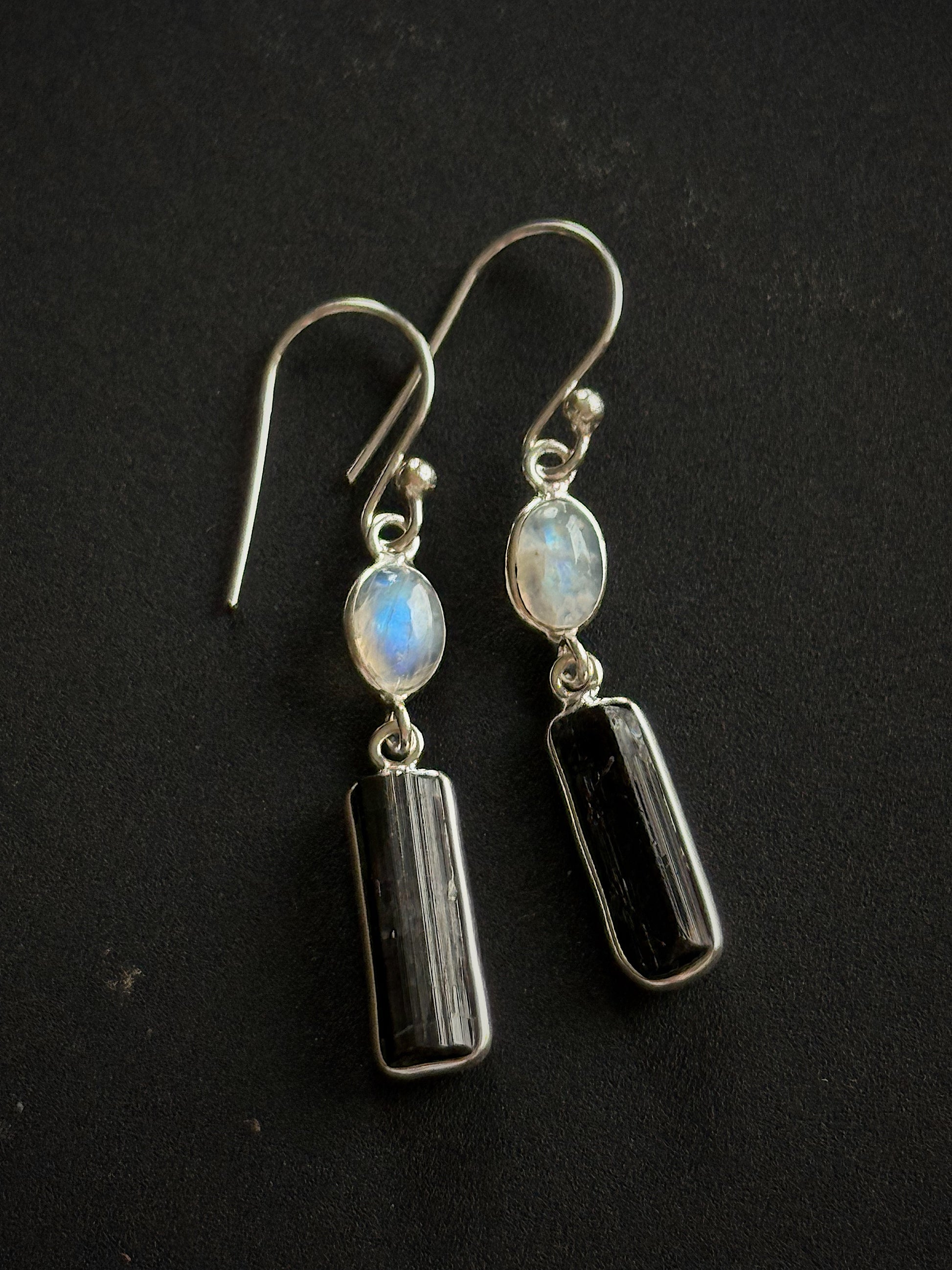 Sidabriniai auskarai su mėnulio akmens ir juodojo turmalino kristalais