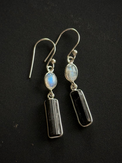 Sidabriniai auskarai su mėnulio akmens ir juodojo turmalino kristalais