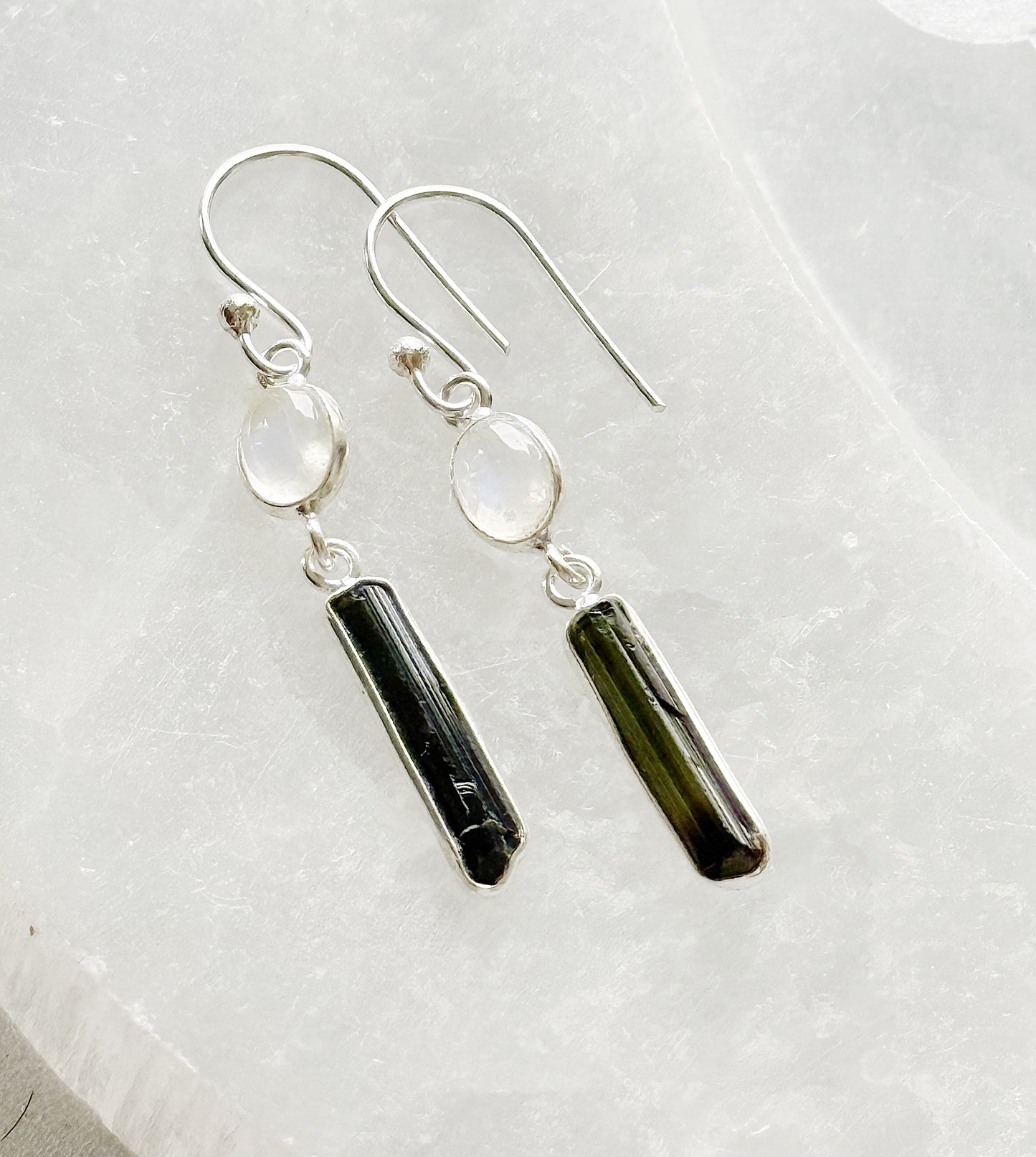 Sidabriniai auskarai su mėnulio akmens ir žaliojo turmalino kristalais