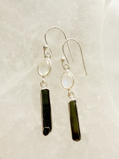 Sidabriniai auskarai su mėnulio akmens ir žaliojo turmalino kristalais