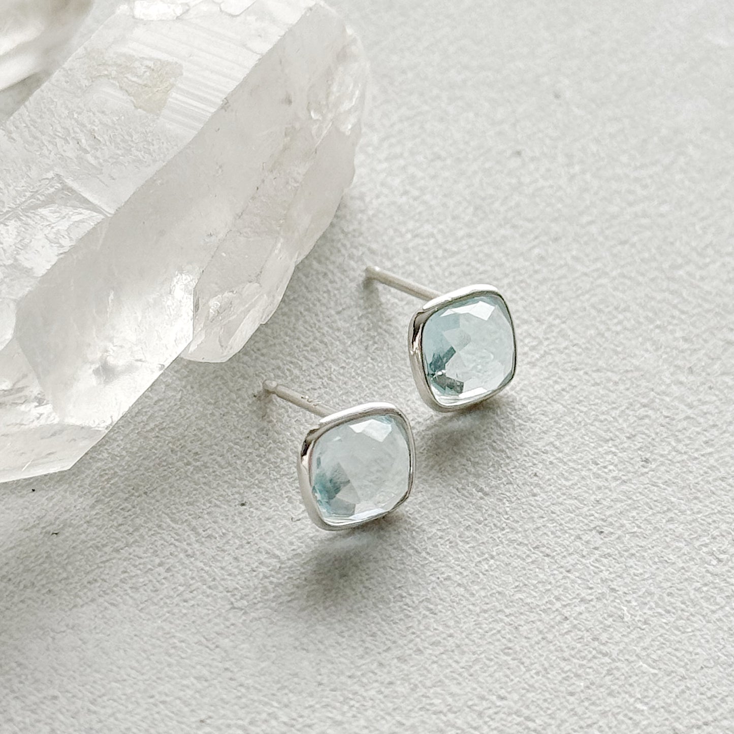 Sidabriniai auskarai su topazo kristalais