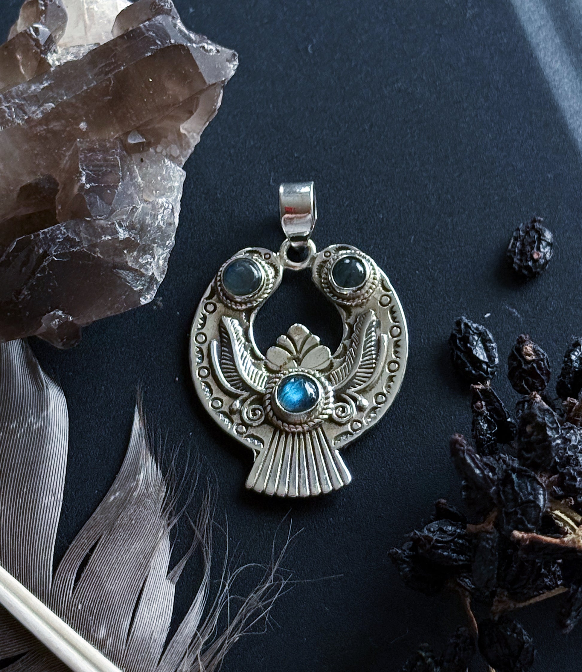 Sidabrinis Labradorito pakabukas “Apsaugos Amuletas”