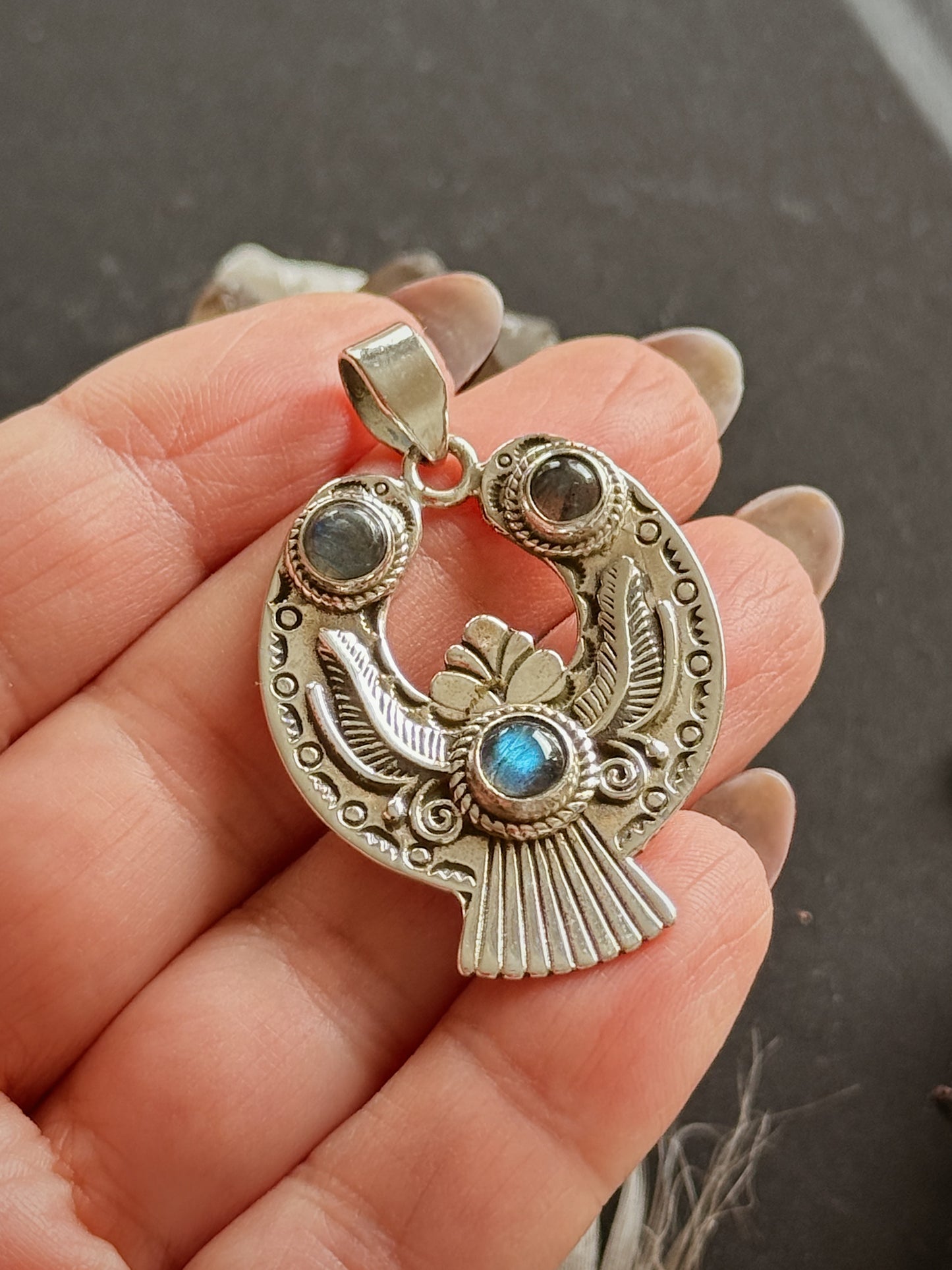 Sidabrinis Labradorito pakabukas “Apsaugos Amuletas”