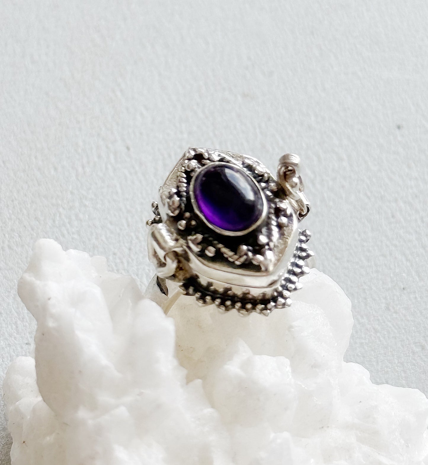 Sidabrinis Žiedas "Ametisto paslaptis"
