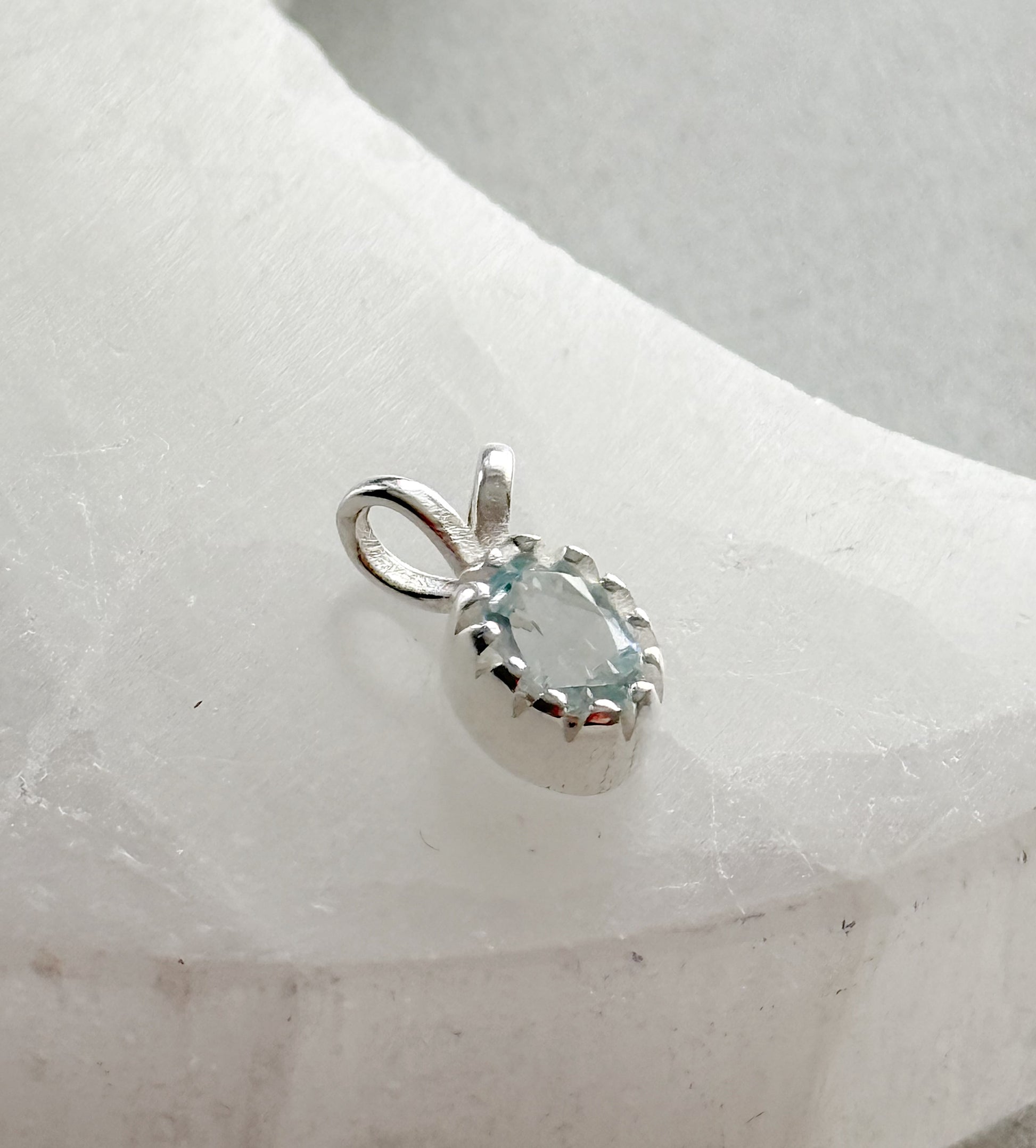 Sidabrinis akvamarino pakabukas