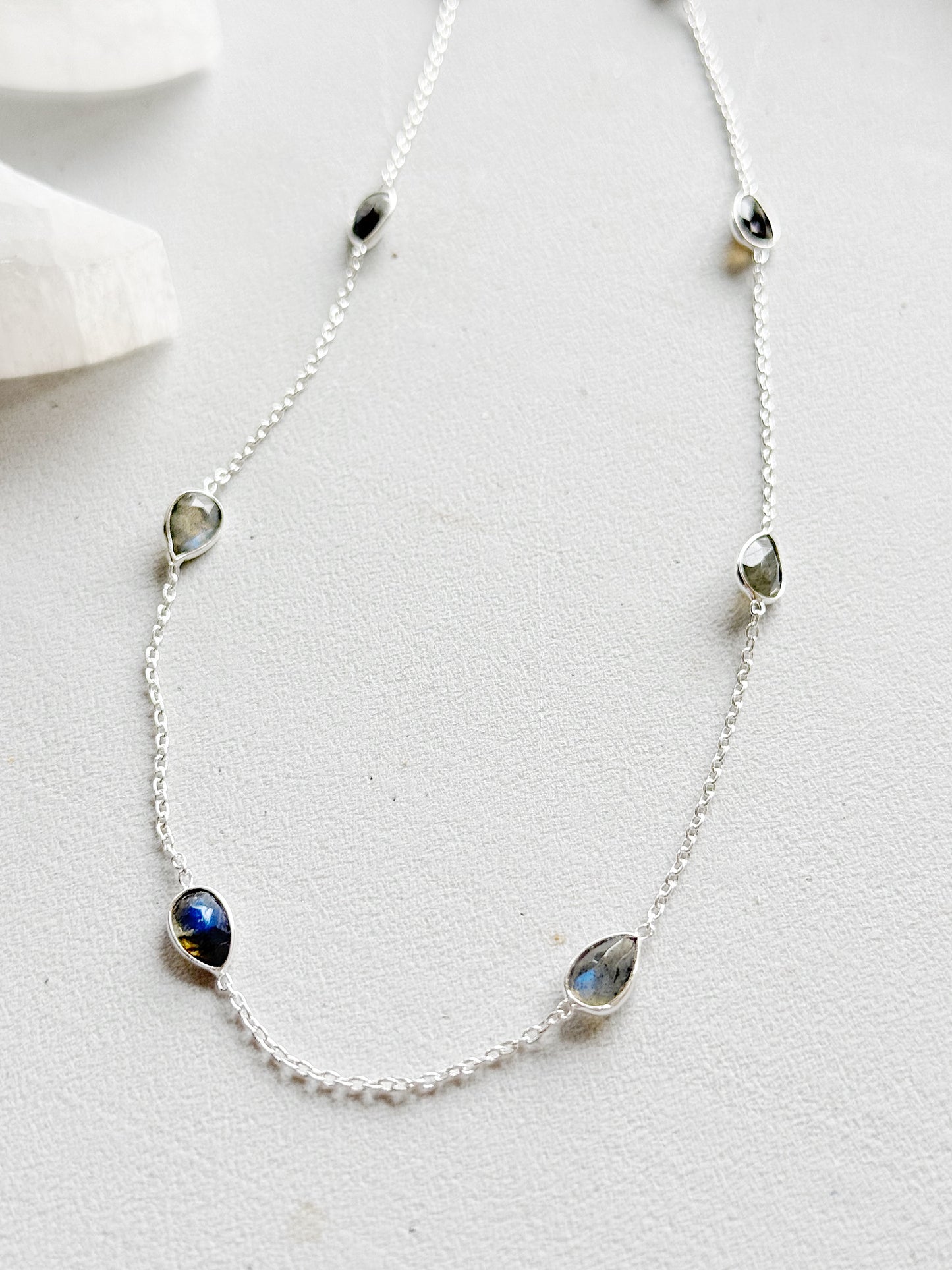 Sidabrinis ilgas kaklo papuošalas "Labradorito lašeliai”