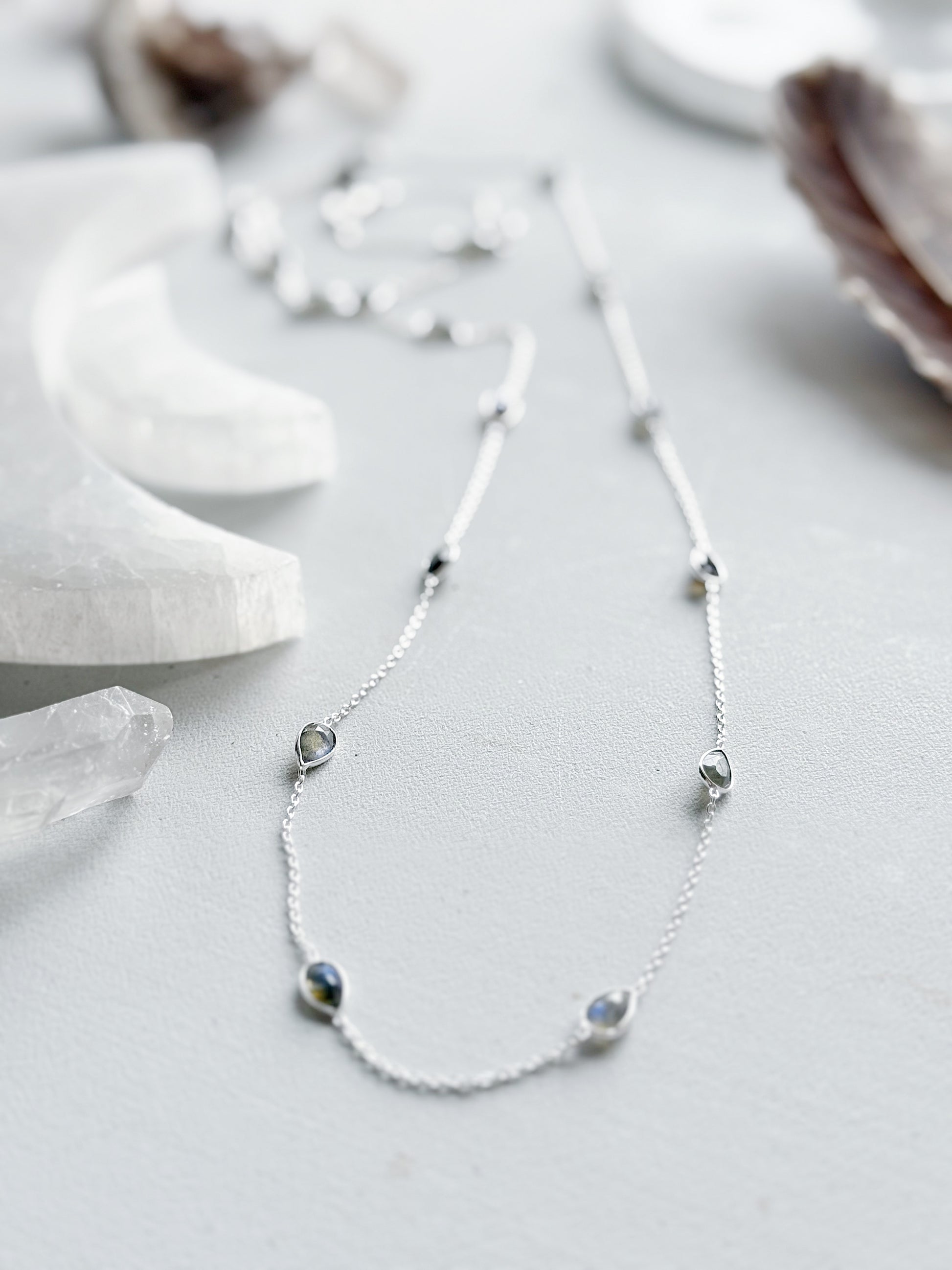 Sidabrinis ilgas kaklo papuošalas "Labradorito lašeliai”