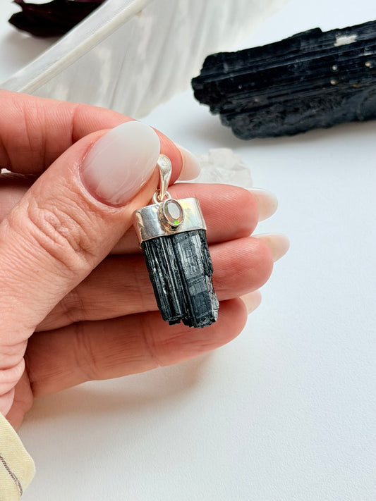 Sidabrinis juodojo turmalino ir opalo pakabukas