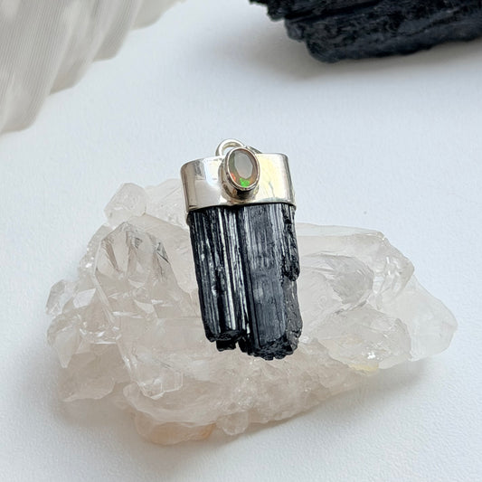 Sidabrinis juodojo turmalino ir opalo pakabukas