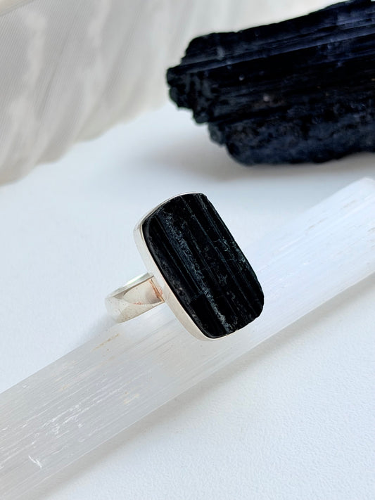 Sidabrinis juodojo turmalino žiedas / 22 dydis