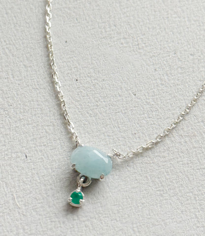 Sidabrinis kaklo papuošalas su mėlynojo kvarco ir žaliojo onikso kristalais