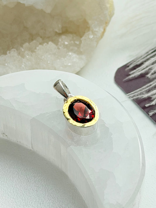 Sidabrinis pakabukas su granatu