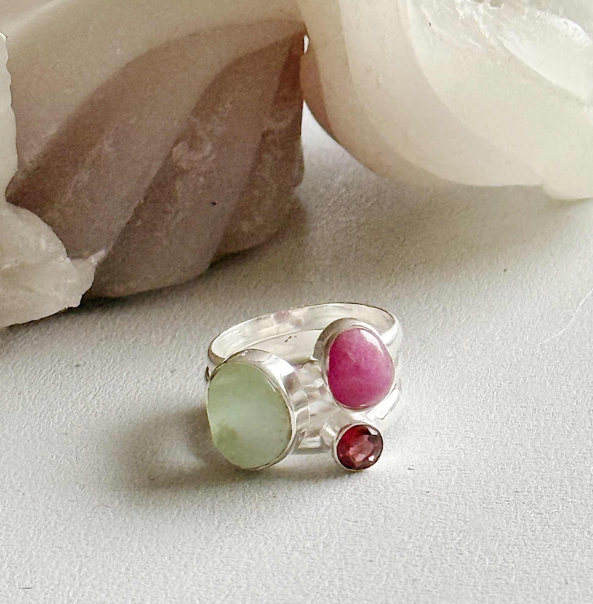 Sidabrinis turmalino, aventiurino ir granato žiedas / 16 dydis