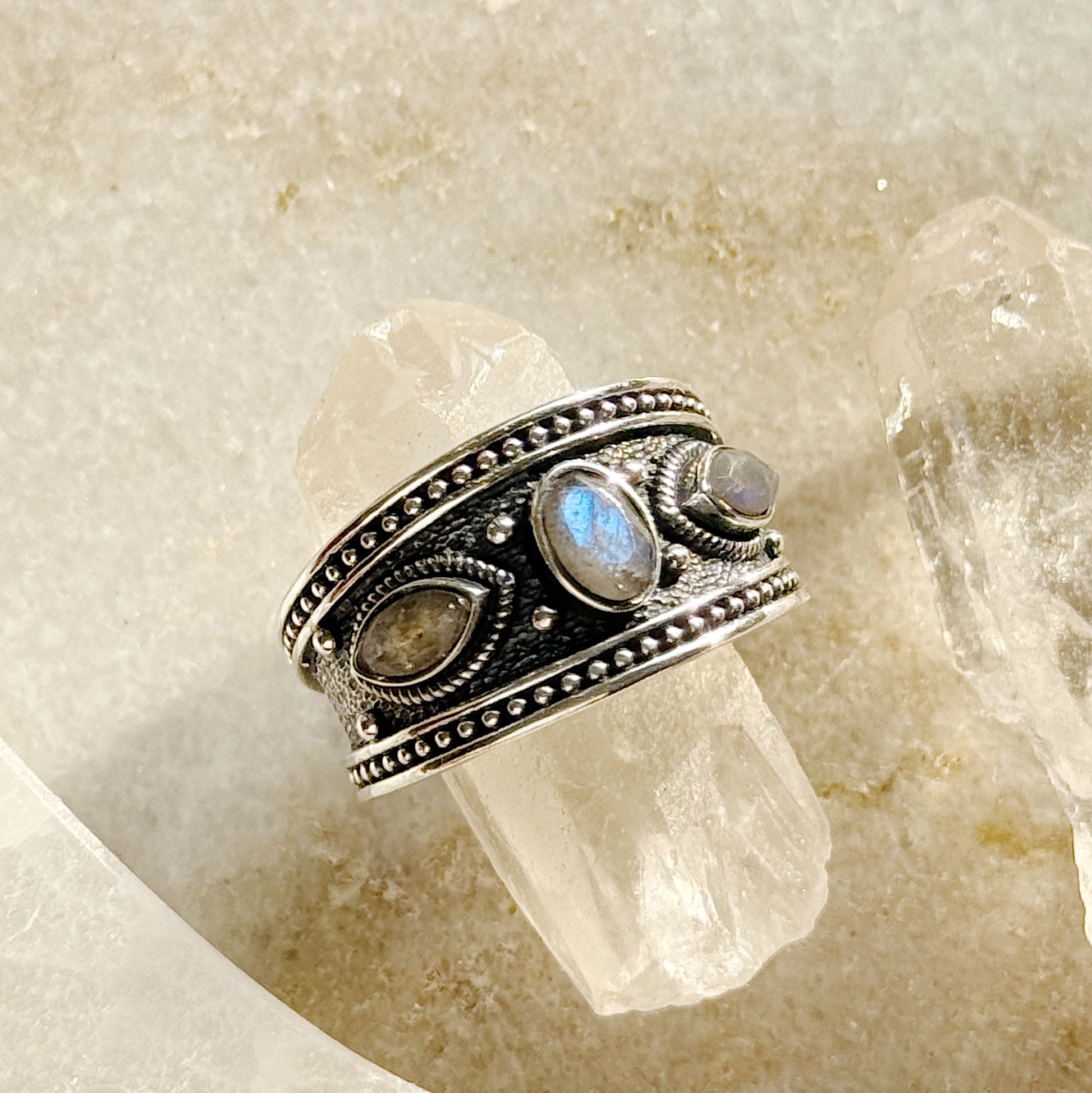 Sidabrinis žiedas “Labradorito galia”