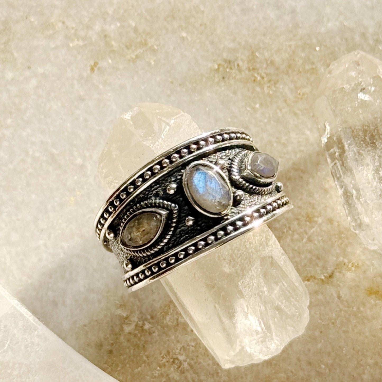 Sidabrinis žiedas “Labradorito galia”