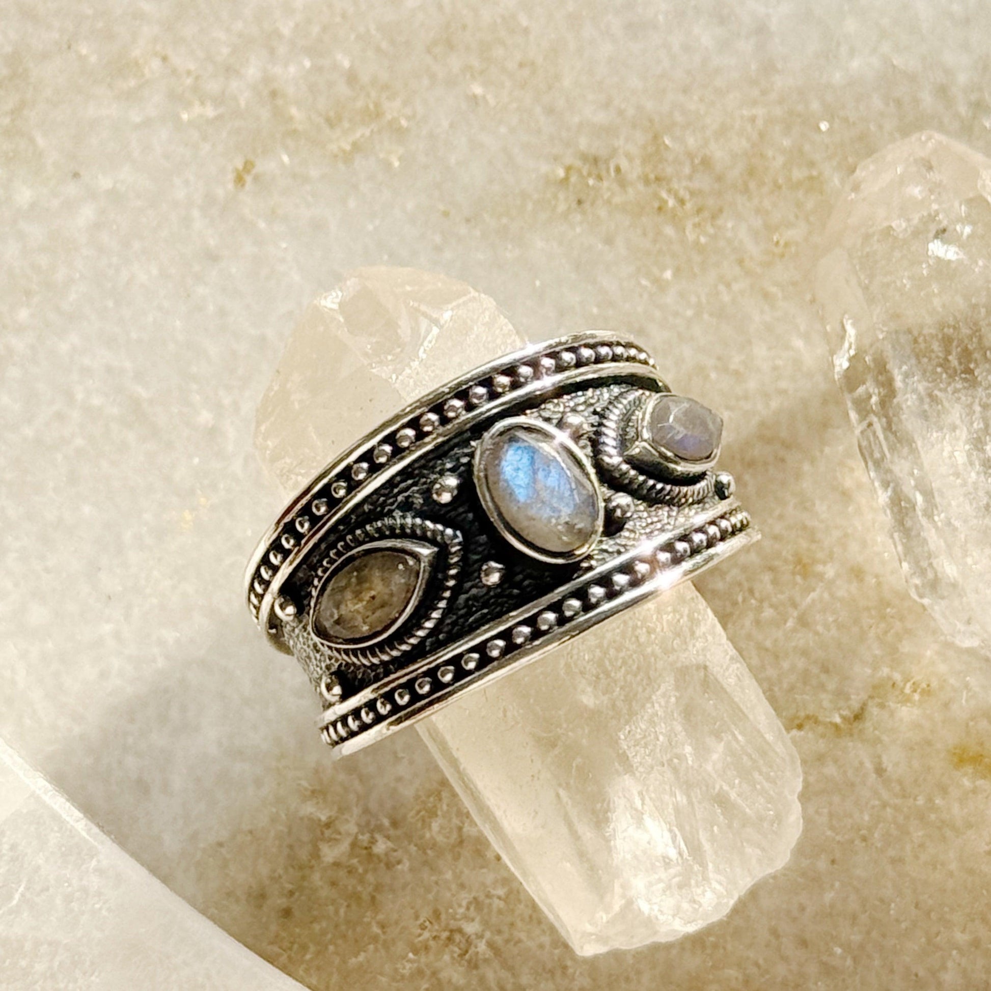 Sidabrinis žiedas “Labradorito galia”