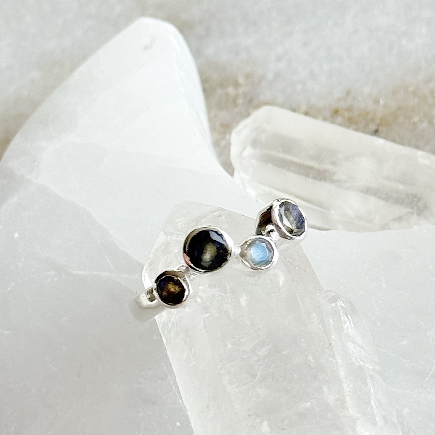 Sidabrinis žiedas “Labradorito lašeliai”